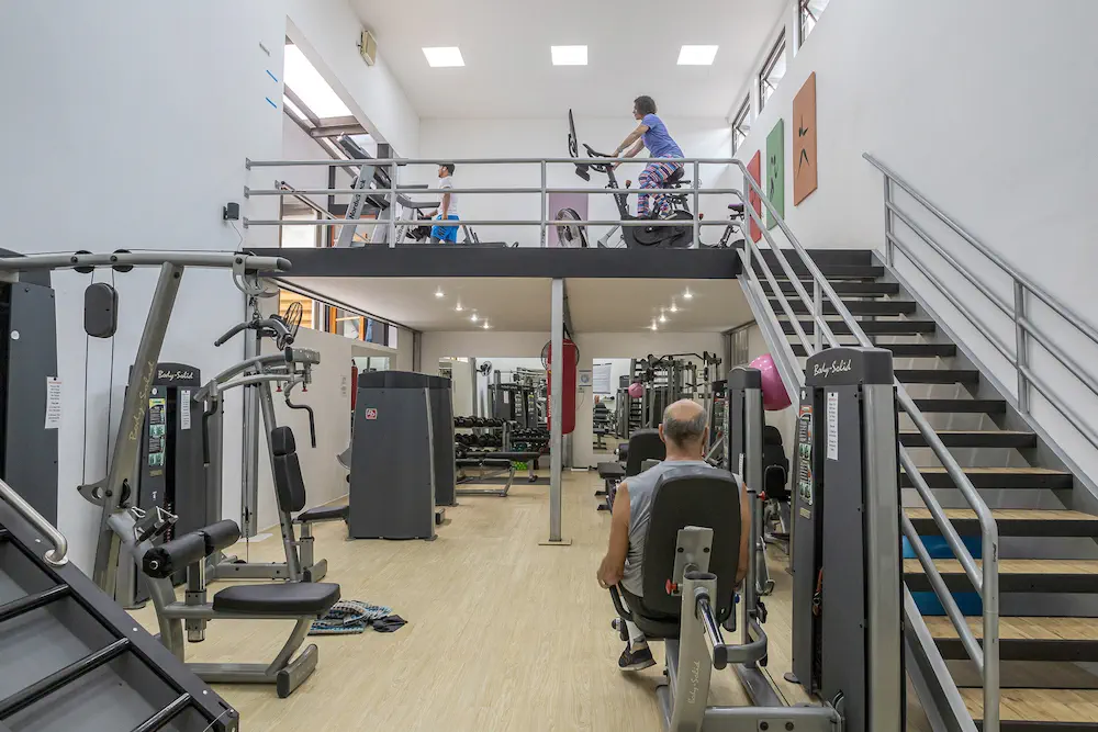Gimnasio de dos niveles y piscina de ejercicio en The Haven